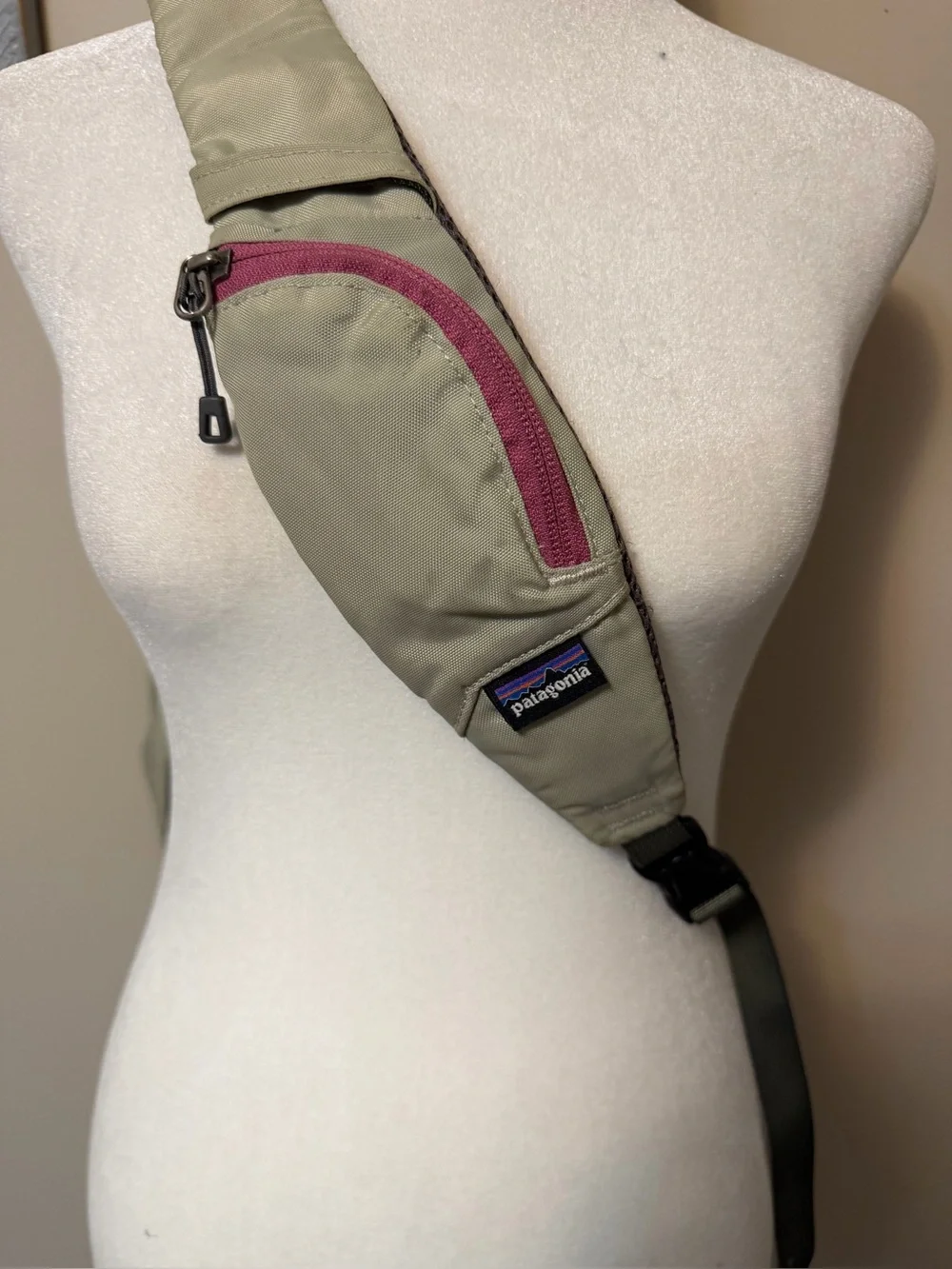 Patagonia Vintage 2013 Atom Sling Bag 8L - Sage Green / Pink (SP13)